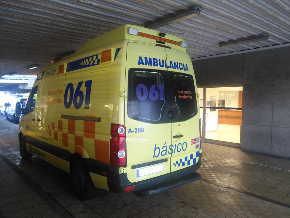 Foto de archivo de una ambulancia del 061 en la zona de urgencias del Hospital Arquitecto Marcide