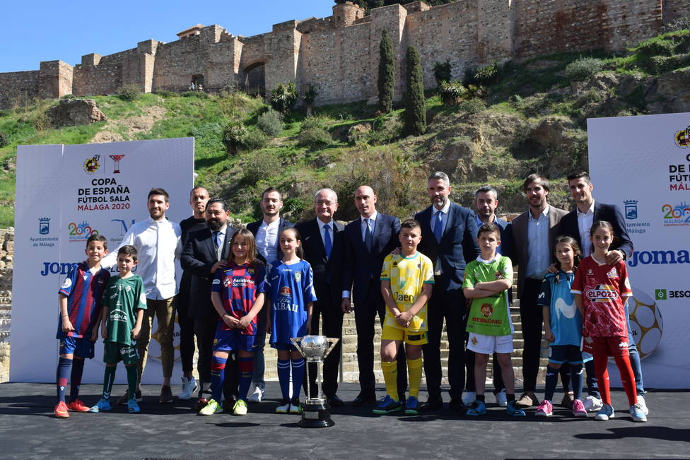 Autoridades y equipos posan con la Copa y la Alcazaba de fondo.