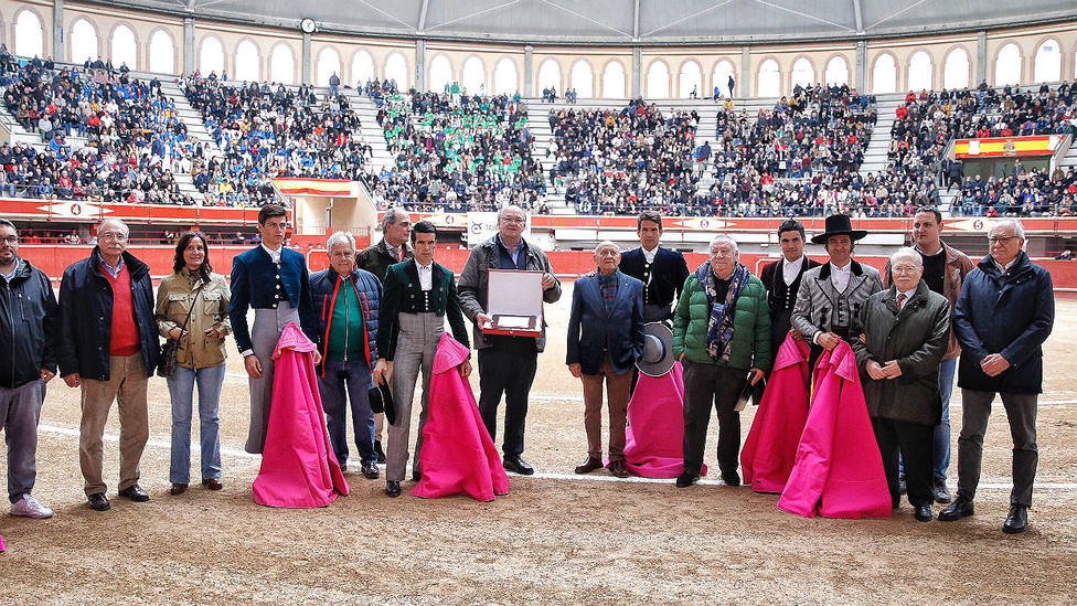 Los actuantes en el festival de Aranda junto a varios miembros de la Sociedad Española de Cirugía Taurina