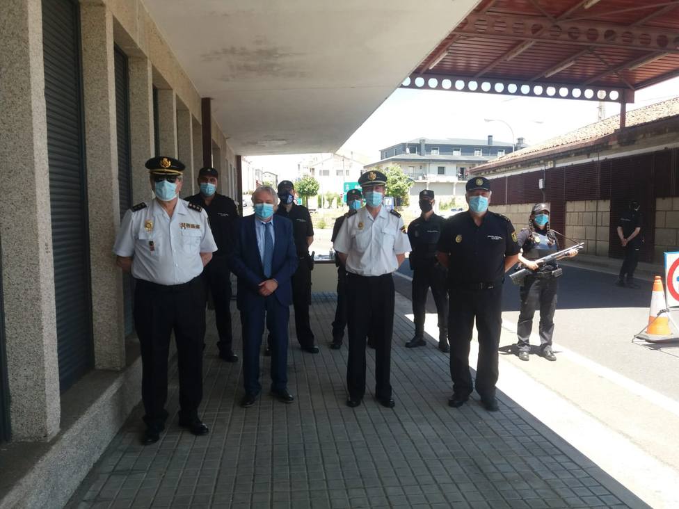 Visita del subdelegado del Gobierno y mandos de la Policía Nacional al puesto fronterizo de Feces de Abaixo
