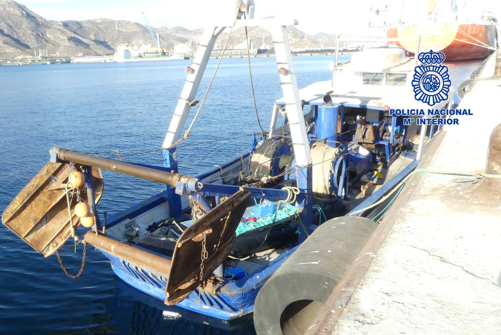 La Policía ha identificado a los dos “pateristas” que trasladaban a 79 ciudadanos argelinos en un pesquero