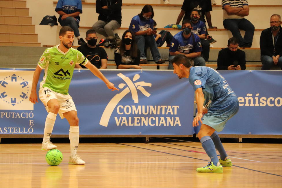 Un instante del duelo entre Peñíscola y Palma Futsal
