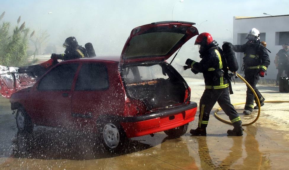 Arden unos 15 turismos en un desguace en Almería sin que se registren heridos