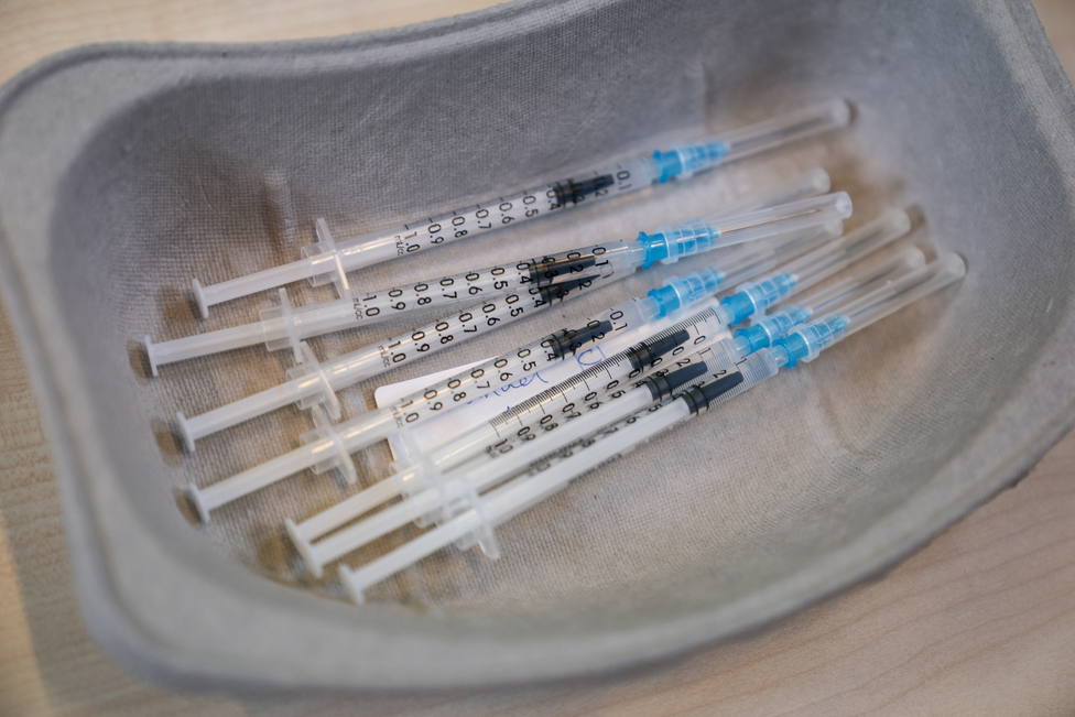 Madrid suspende 14 días el suministro de primeras dosis por falta de vacunas