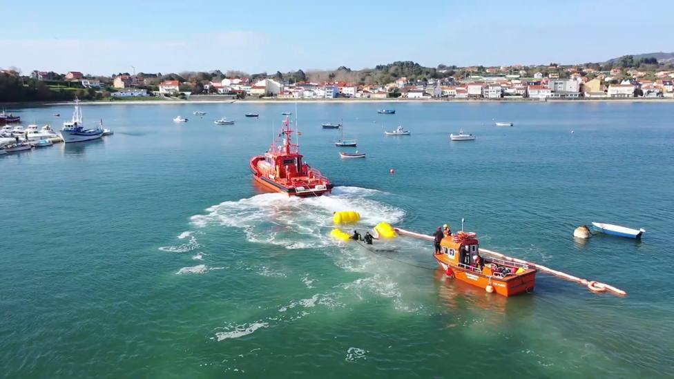 Para suspender el casco se utilizaron unos flotadores - FOTO: Salvamento Marítimo