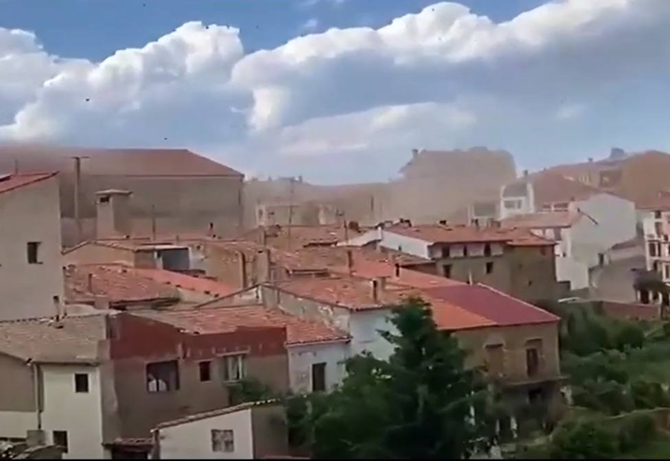 Un espectacular tornado levanta tejados en el pueblo castellonés de Vilafranca. Captura vídeo