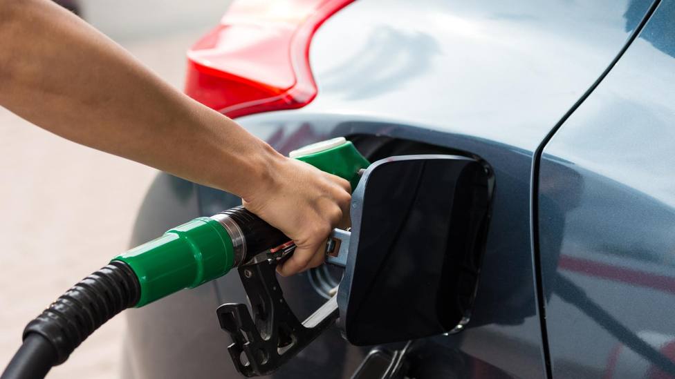 El error que cometes al echar gasolina en tu coche y que dispara el precio: muy común