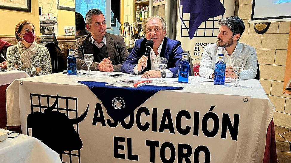 Antonio Bañuelos durante la tertulia en la Asociación El Toro de Madrid
