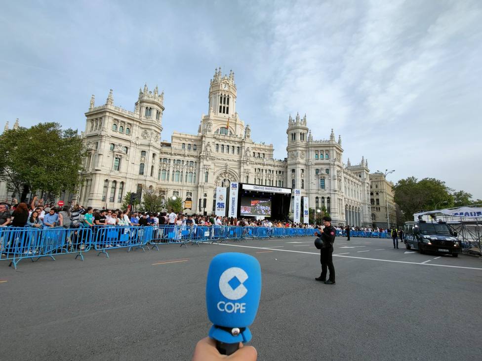 Aficionados del Real Madrid ya se agolpan en la Plaza de Cibeles