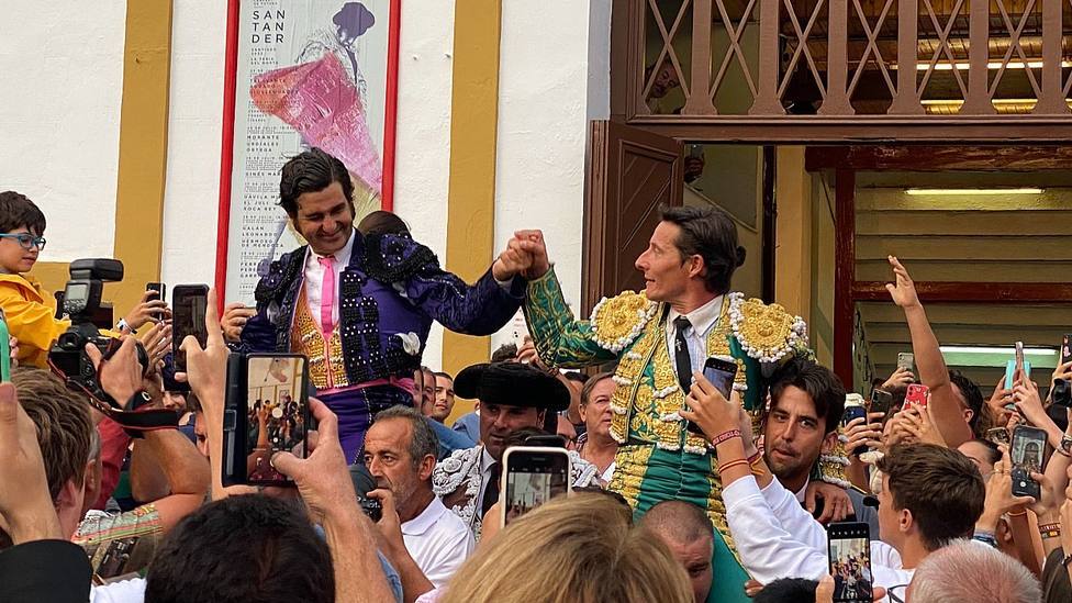 Morante de la Puebla y Diego Urdiales en su salida a hombros de la plaza de Santander/S.N./COPE.es