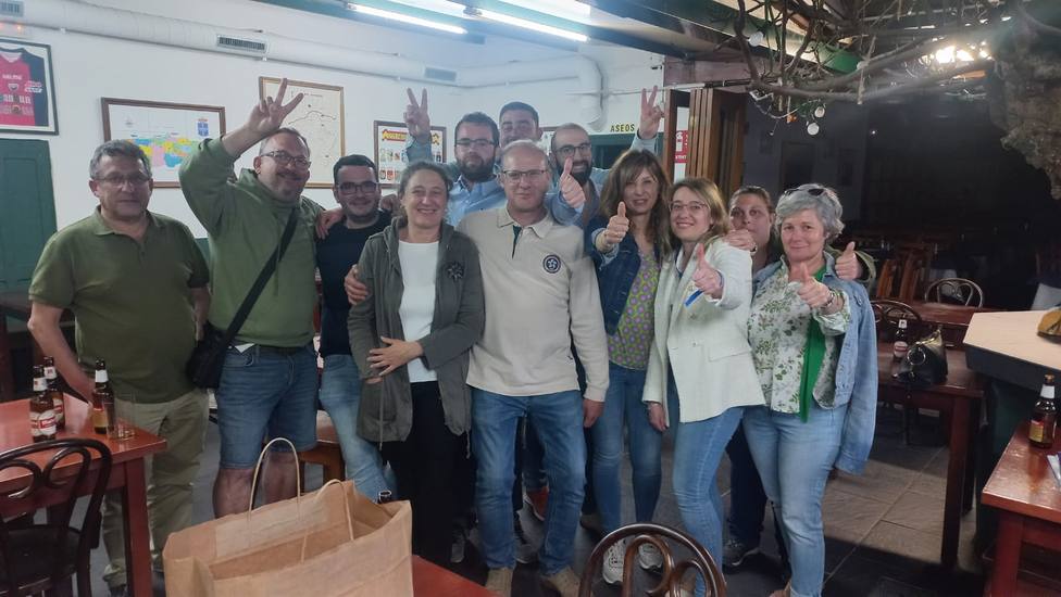 Pedro Fernández y su equipo celebran la victoria del PP en Tapia