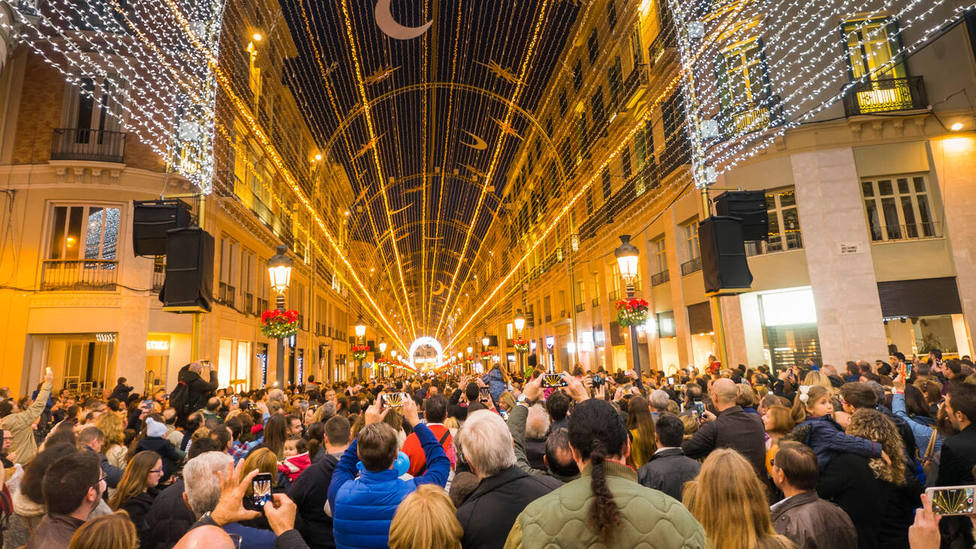 Una calle española en la inauguración de las luces de Navidad