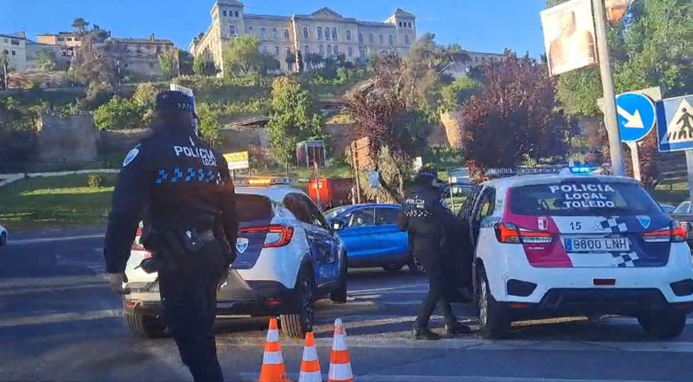 Un policía local de Toledo atropellado mientras regulaba el tráfico en Avenida de la Reconquista