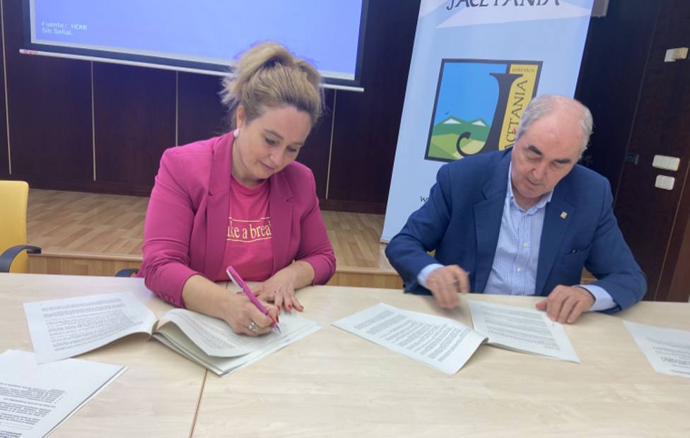 Olvido Moratinos y Manuel Rodríguez firman el convenio de colaboración