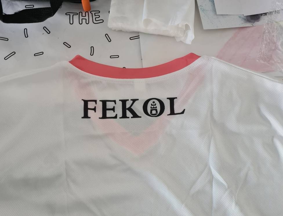 La camiseta en lugar de poner en la parte trasera Ferrol tiene inscrito Fekol - FOTO: Cedida