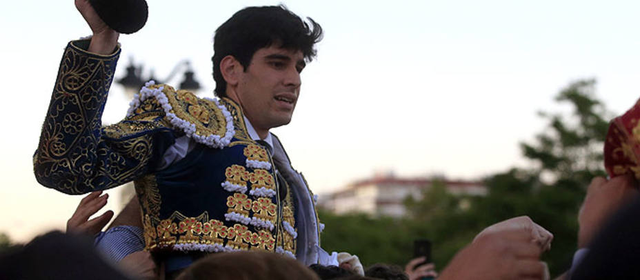 Alberto López Simón en su salida a hombros este miércoles en la plaza de toros de Las Ventas. EFE