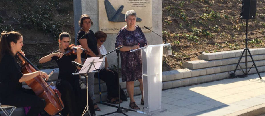 Momento del homenaje a las víctimas en el Parque Juan Carlos I. Lourdes Díaz.