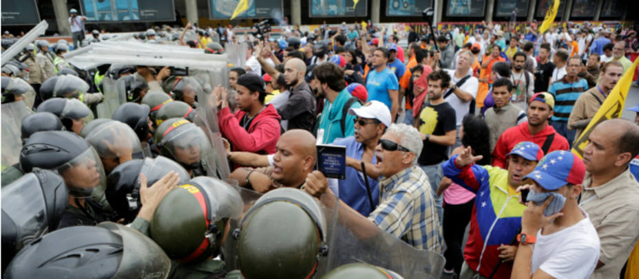 Los opositores toman parte en una marcha contra el régimen de Maduro en Caracas. REUTERS