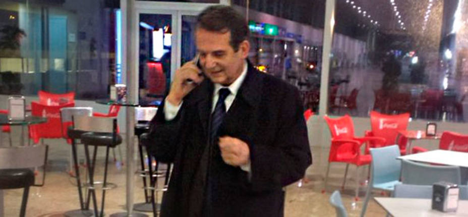 Abel Caballero, mientras atiende la llamada de El Partidazo de COPE en el aeropuerto de Vigo