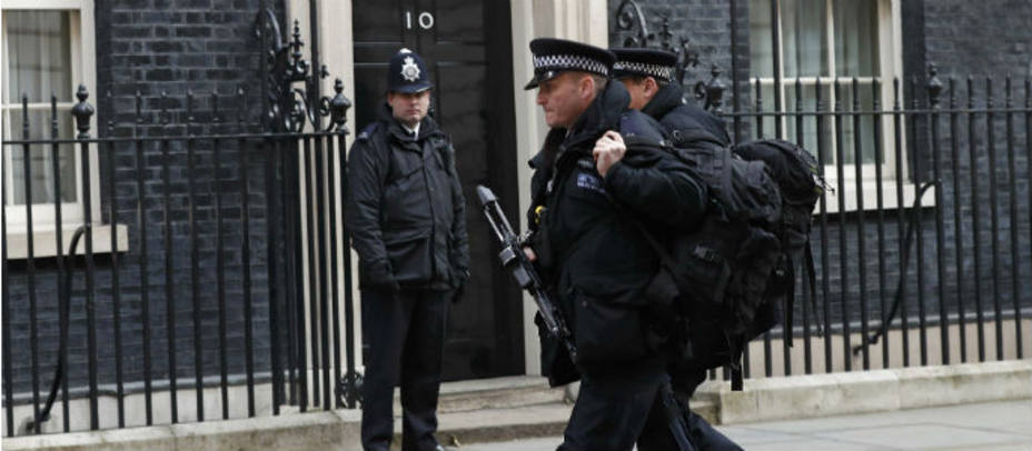Policías británicos en Downing Street. Reuters
