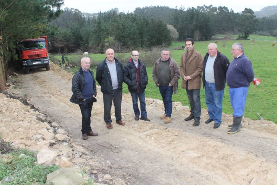 El Ayuntamiento acondiciona pistas de San Román con material de la mina cedido por los vecinos