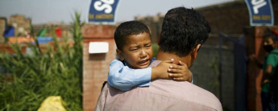 Algunos niños de Nepal regresan este domingo al colegio. Reuters
