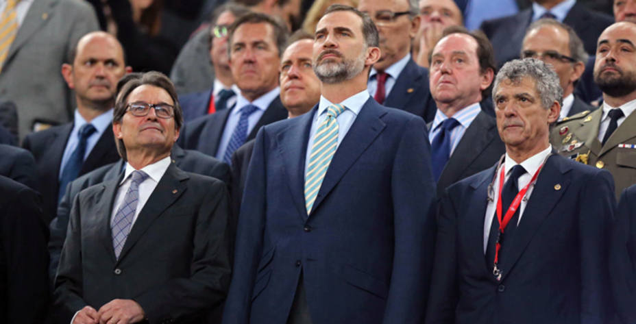 Artur Mas, el Rey Felipe VI y Ángel Mª Villar escuchando el himno en la pasada final de Copa en el Camp Nou.