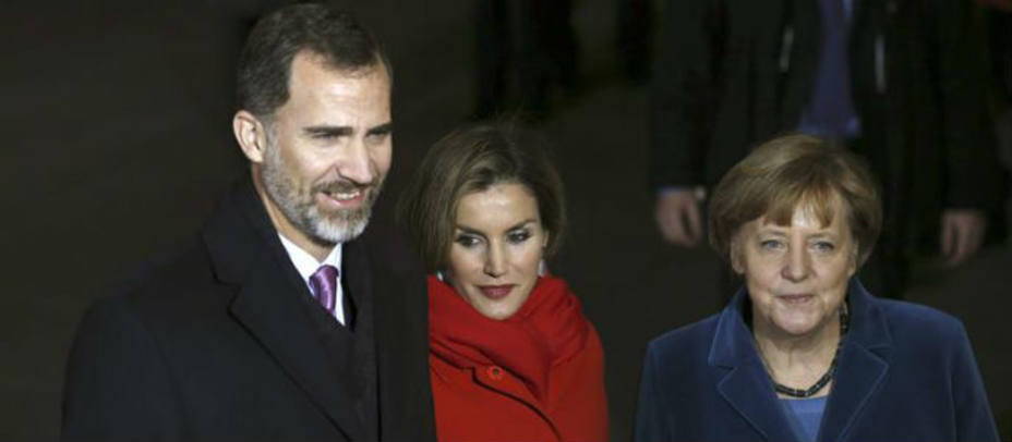 Los Reyes de España junto a Angela Merkel. EFE