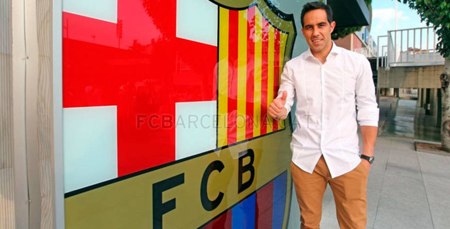 Bravo, junto al escudo del club (web del FC Barcelona)