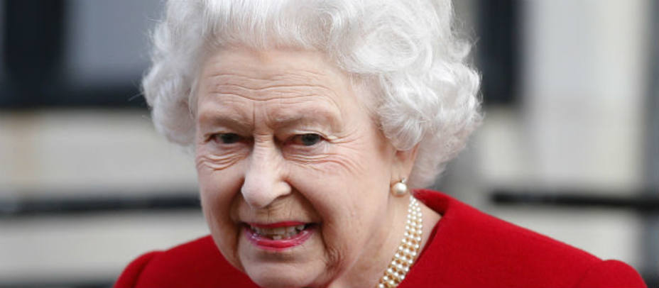 La reina Isabel II de Inglaterra a su salida del hospital. Reuters