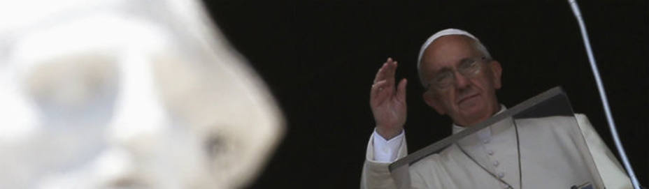 El Papa Francisco desde la ventana. REUTERS