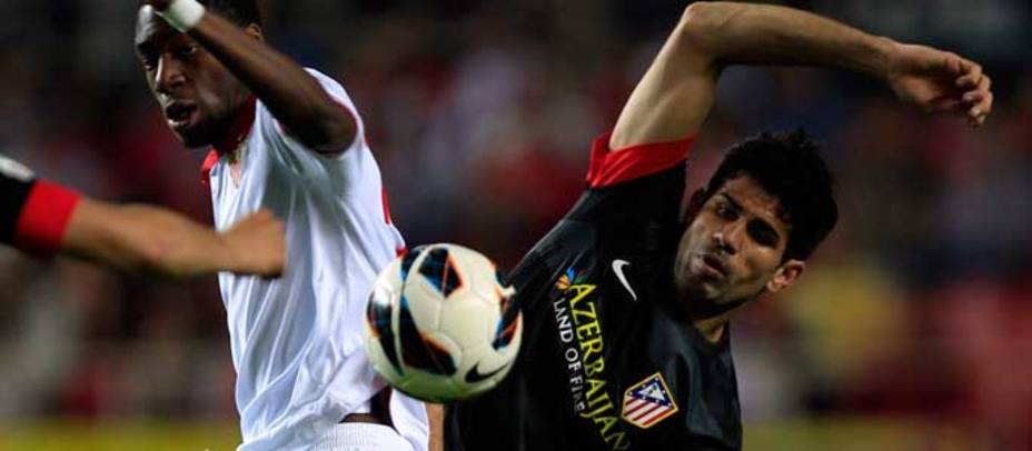 Diego Costa y Kondogbia pugnan por un balón en el último encuentro de liga (Reuters)