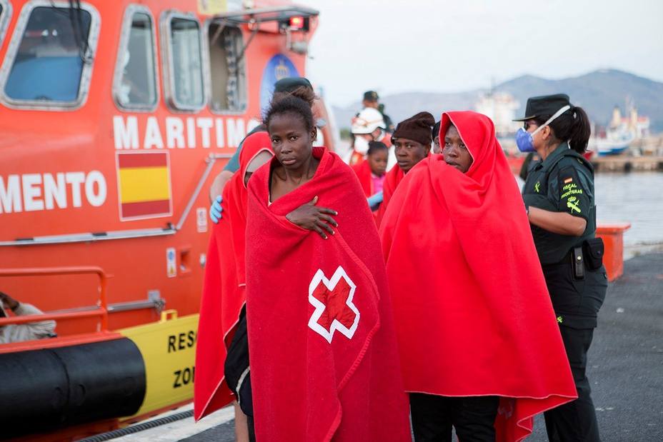 Salvamento rescata una patera con 34 personas en aguas del mar de Alborán