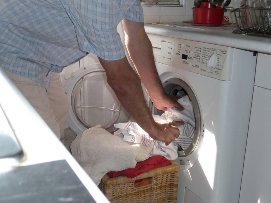 Sacando la ropa de la lavadora | PIXABAY