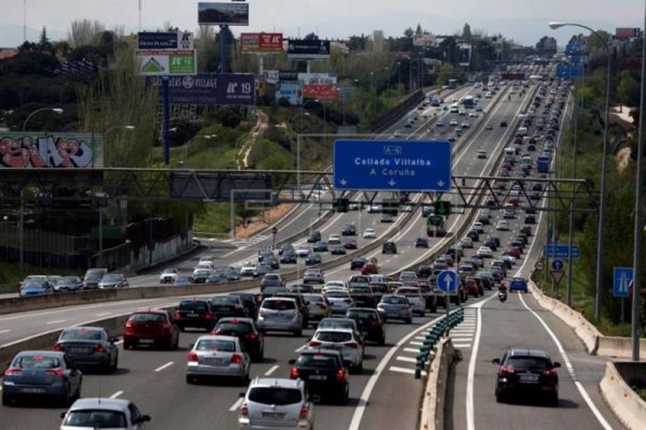 Un socavón obliga a cortar la A6 en sentido Madrid y provoca 4 km de atasco
