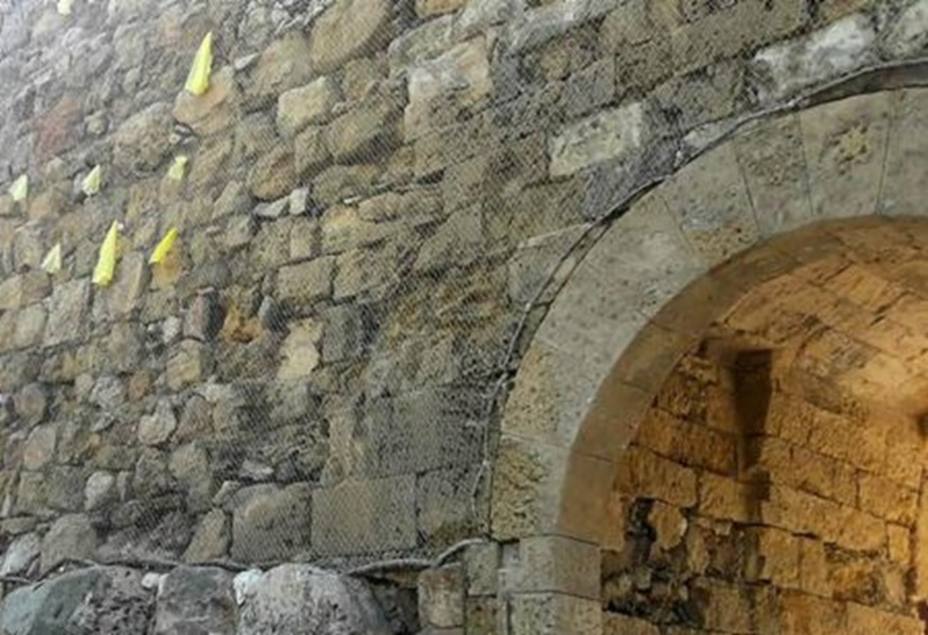 Tarragona descuelga por tercera vez los lazos amarillos de la muralla romana