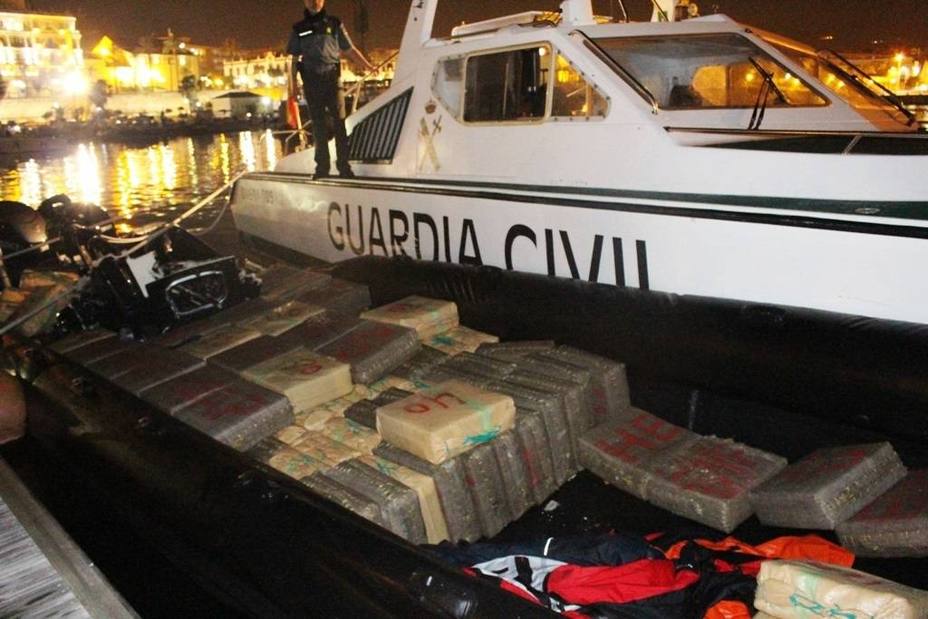 La narcolancha alcanzada por la Guardia Civil de Ceuta en el Estrecho llevaba 4.121 kilos de hachis
