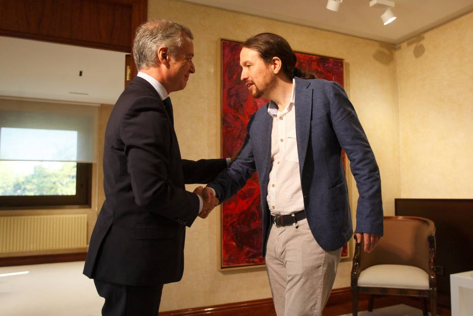 El secretario general de Podemos, Pablo Iglesias, reunido en Vitoria con el lehendakari, Iñigo Urkullu