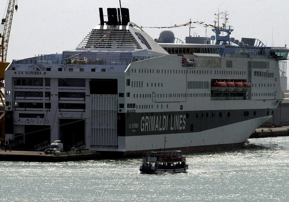 Tres heridos en un accidente entre un ferry y un barco de recreo en Gran Canaria