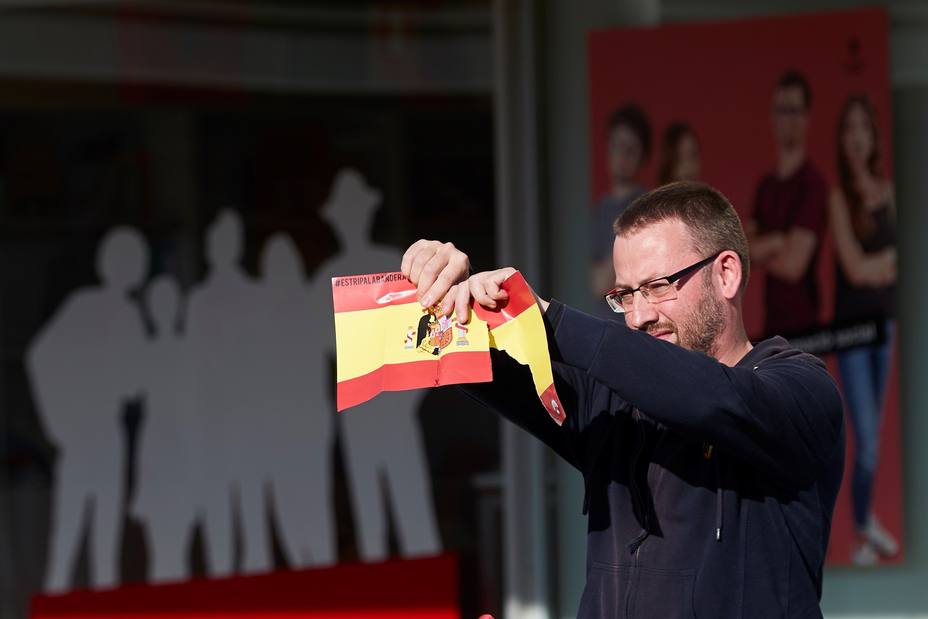 150 personas rompen varias banderas de España en la Autónoma de Barcelona