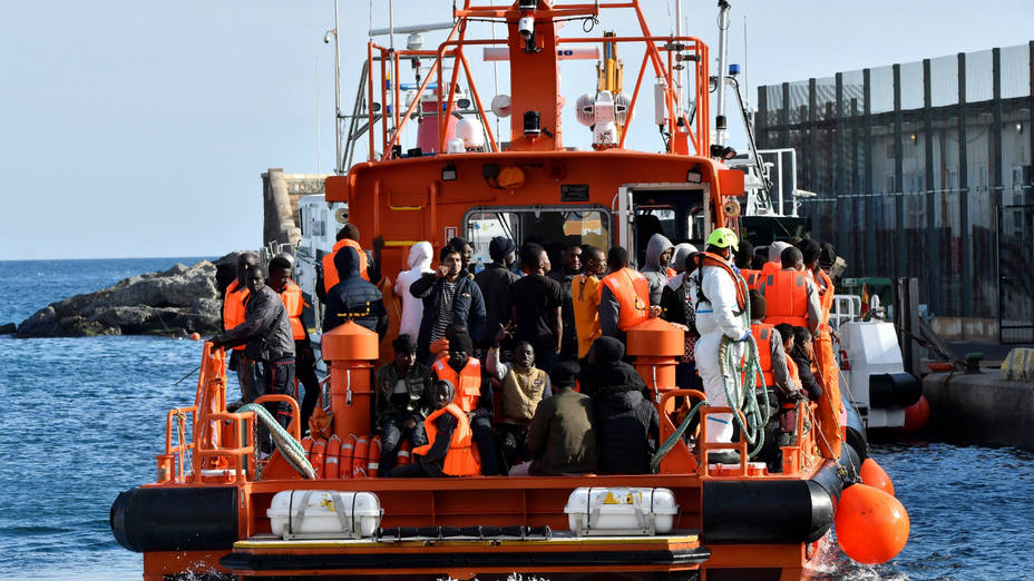 Un barco de Salvamento Marítimo rescata a inmigrantes