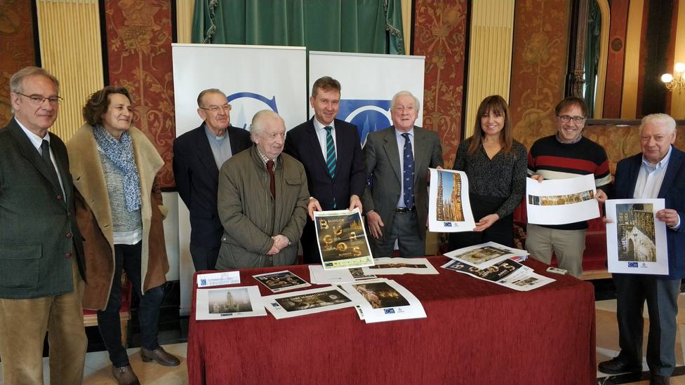 El alcalde de Burgos, Javier Lacalle (centro) presenta la exposición Burgos: Tierra de Orígenes.