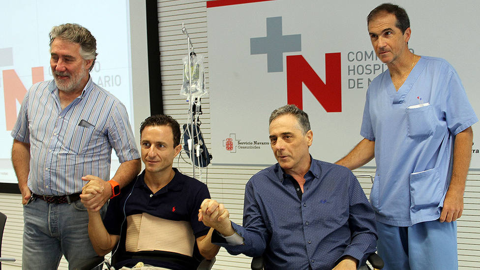 Rafaelillo, segundo por la izquierda, con el equipo médico del Complejo Hospitalario de Navarra