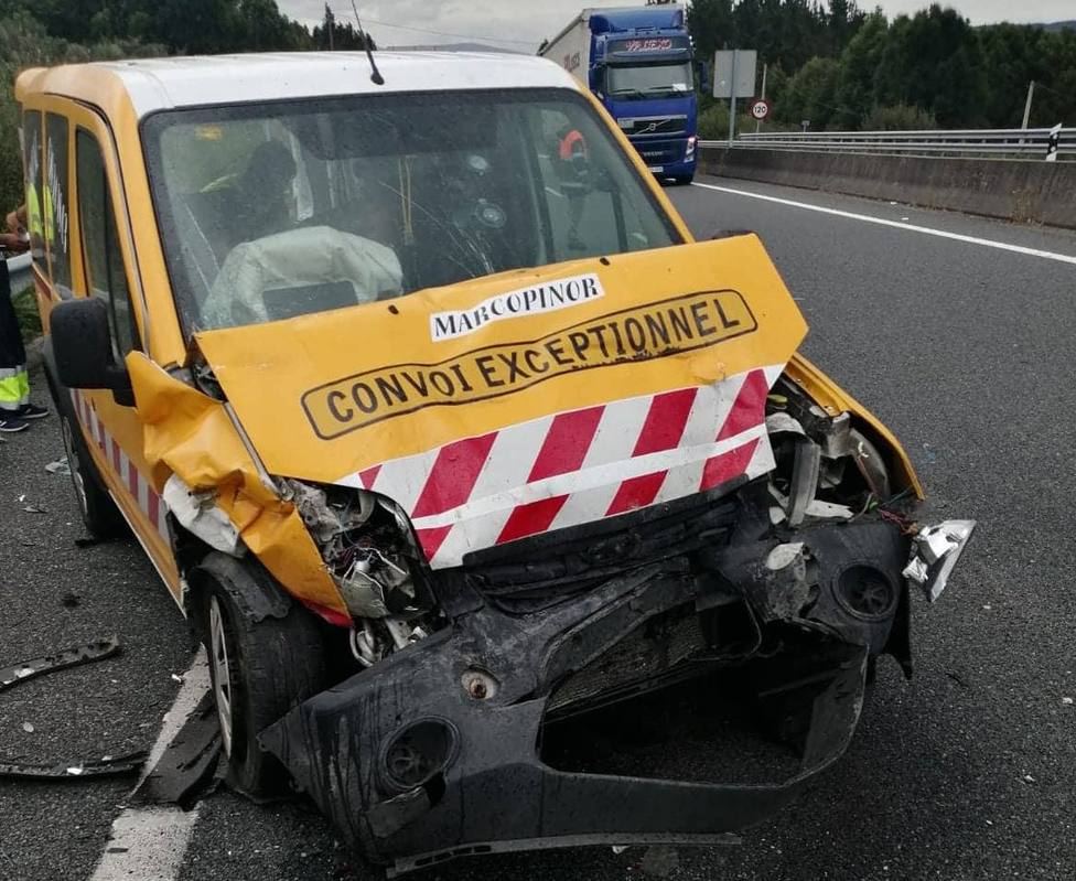 Estado de una de las furgonetas accidentadas - FOTO: Tráfico Ferrolterra