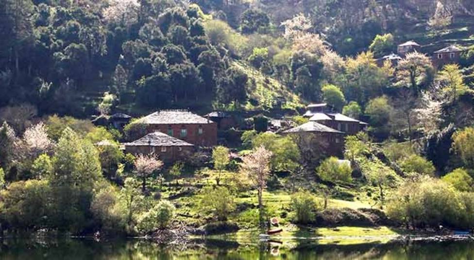 Reabre en A Montaña el colegio de Negueira tras siete años cerrado por falta de niños