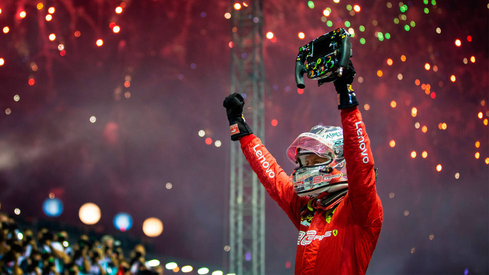 Sebastian Vettel celebra el triunfo en el GP de Singapur de Fórmula Uno. CORDONPRESS