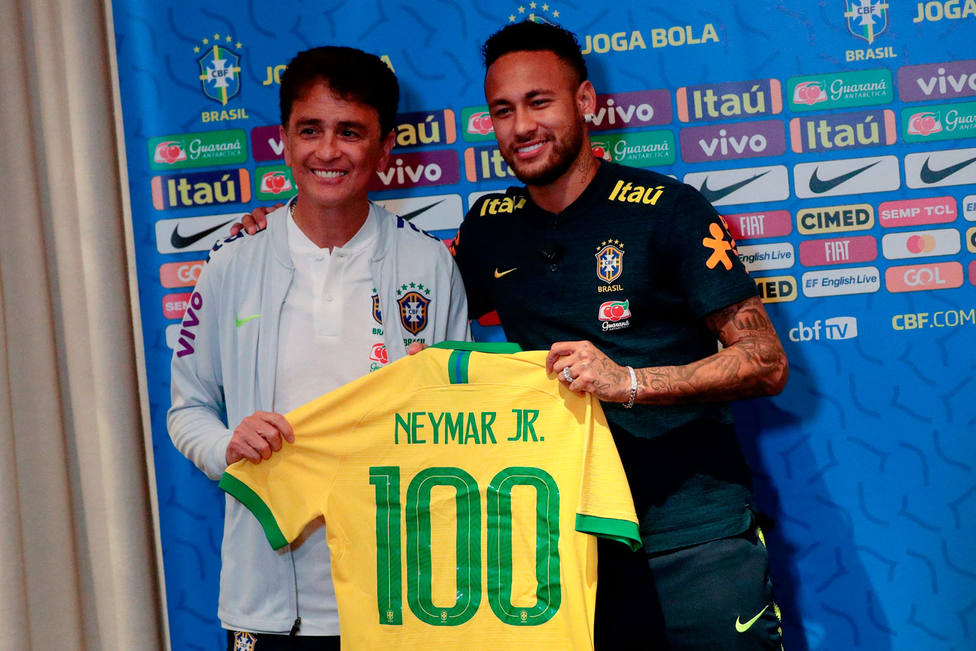 Bebeto y Neymar, por los 100 partidos del jugador con la selección (EFE)