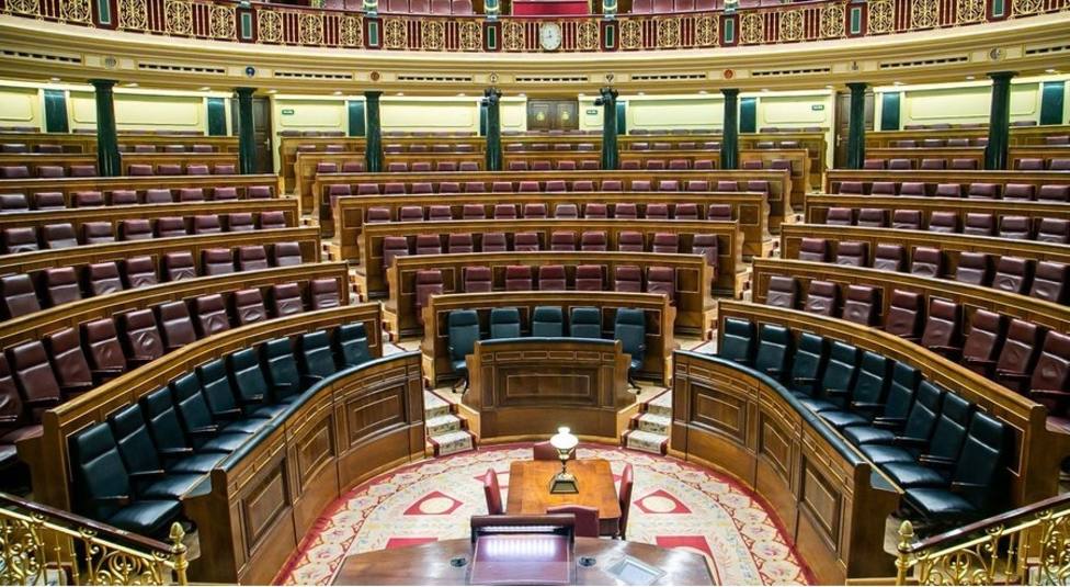 El hemiciclo del Congreso se adapta al nuevo Gobierno y ya tiene 23 asientos en el banco azul