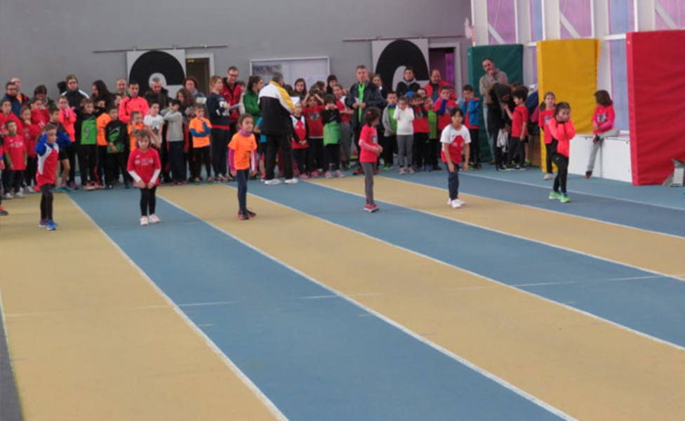 Más de 300 escolares participan este fin de semana en la jornada de atletismo en pista cubierta