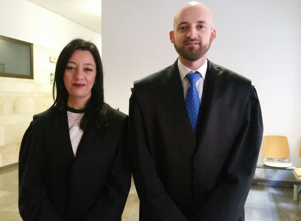 Los dos nuevos procuradores:Ana Valiente y Julián Olivas